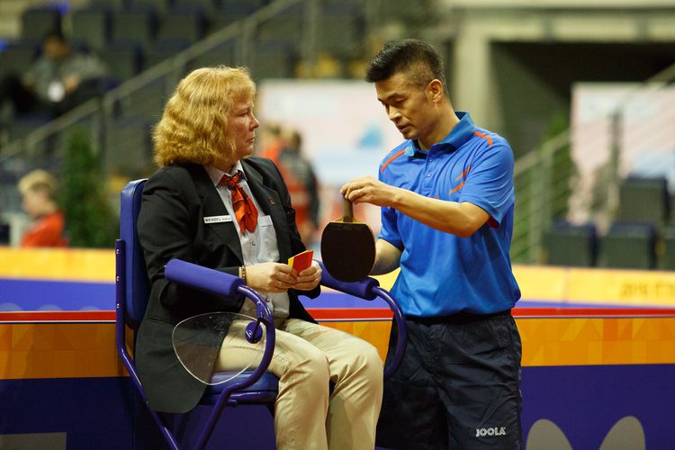 Chen Weixing bietet der Schiedsrichterin an, für ihn weiterzuspielen, nachdem er Gelb-Rot gesehen hat (©Fabig)