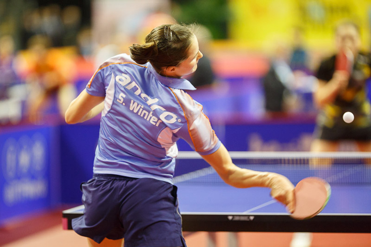 Sabine Winter strapaziert ihr Handgelenk (©Fabig)