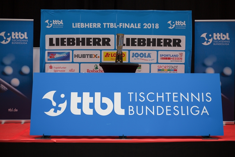 Um diesen Pokal ging es beim TTBL-Finale in Frankfurt. Sollte der 'Pott' diesmal seinen Besitzer wechseln? (©Fabig)