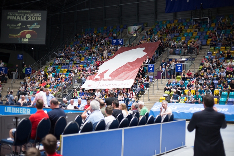 Die Ränge waren bei dem schönen Wetter nicht voll besetzt, sowohl Düsseldorf als auch Ochsenhausen konnten aber auf mitgereiste Fans zählen. (©Fabig)