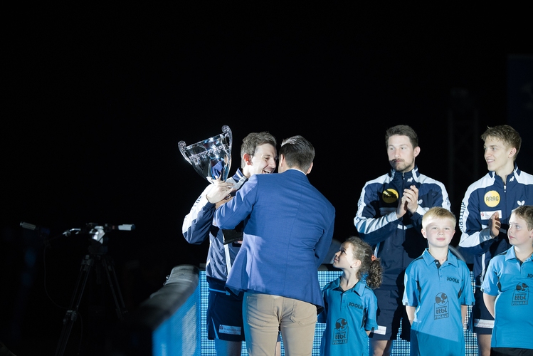 Timo Boll wurde zu diesem Anlass auch noch der Spieler-des-Jahres-Pokal überreicht (©Fabig)