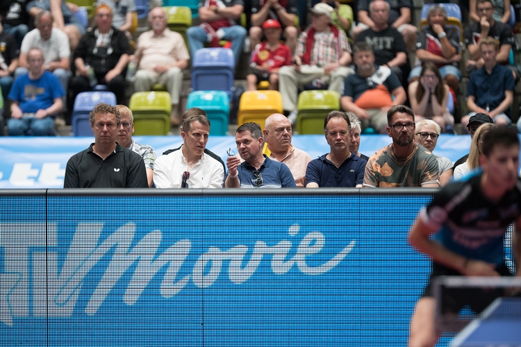 Bundestrainer Jörg Roßkopf und sein ehemaliger Doppelpartner Steffen Fetzner begutachten das Geschehen aus der Nähe. (©Fabig)