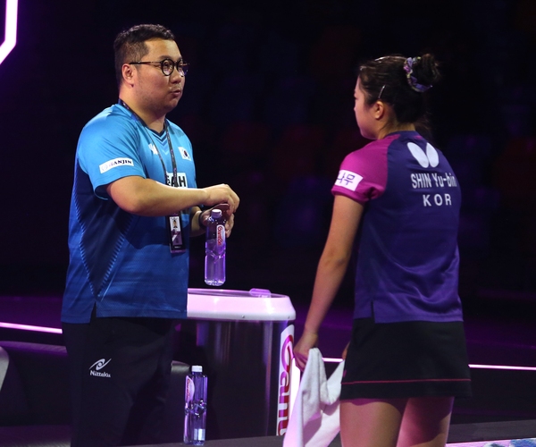 Ein bekanntes Gesicht stand bei den Spielen von Shin Yubin hinter der Bande. Cho Eon Rae war früher selbst südkoreanischer Nationalspieler und gewann etwa zweimal Silber bei der Jugend-WM. Shin besiegte in Frankfurt Fu Yu und Sabine Winter und schied im Viertelfinale gegen Sun Yingsha aus (©Gohlke)