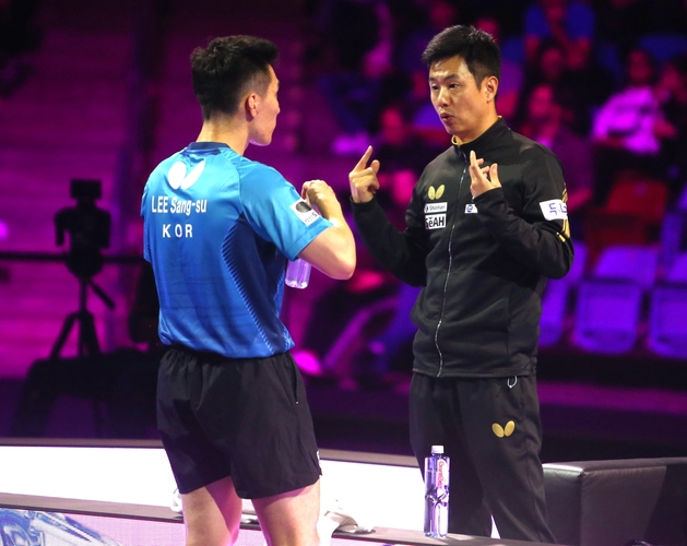 Noch bekannter ist sein Kollege Joo Se-Hyuk, der lange Zeit als bester Abwehrspieler der Welt galt und 2003 ins WM-Finale vorstieß. In Frankfurt coachte er Lee Sang Su, der erst Timo Boll und dann Fan Zhendong sensationell aus dem Wettbewerb warf (©Gohlke)