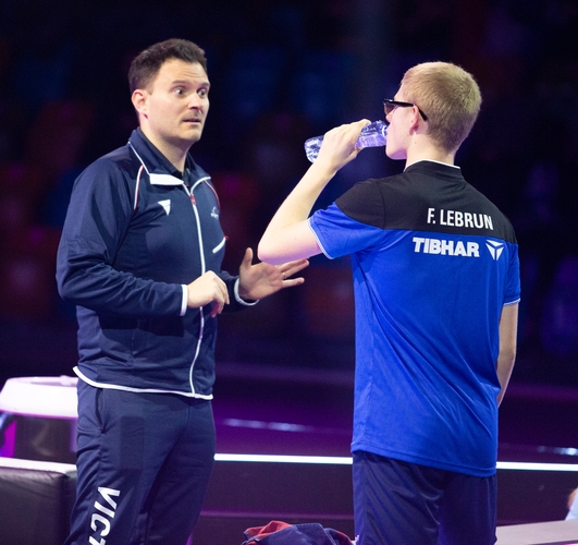 Nathanel Molin ist schon seit seinem 17. Lebensjahr Trainer, mit 22 Jahren wurde er Cheftrainer von Montpellier. Nun coacht er die Lebrun-Brüder, wie hier Felix, auf internationalen Events. Mit Erfolg: In Frankfurt stieß sein Schützling als einziger Europäer ins Halbfinale vor (©Gohlke)