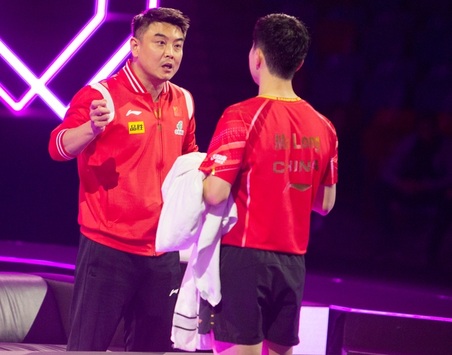 Früher waren sie Teamkameraden, nun gibt Wang Hao Ma Long Tipps an der Bande. Der Weltmeister von 2009 coachte den G.O.A.T bis ins Finale, wo dieser allerdings Lin Yun-Ju unterlag (©Gohlke)
