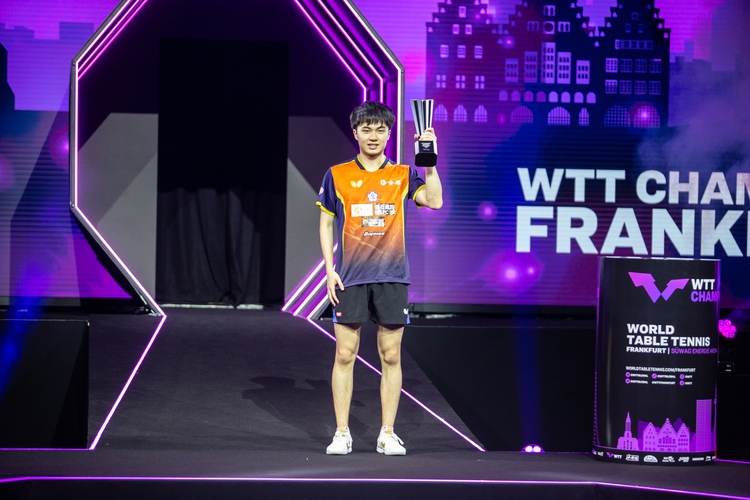 Ein Pokal, 30.000 US-Dollar und 1000 Weltranglistenpunkte zur Belohnung für Lin Yun-Ju (©Gohlke)
