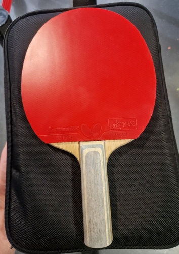 Sein Holz ist wohl eine Spezialanfertigung von Butterfly (©Gohlke)