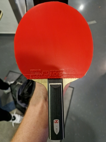 Auf der Rückhand spielt er mit dem Infinity MX-P (©Gohlke)