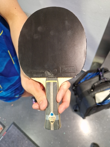 Auch der Japaner Hiroto Shinozuka macht keinen Unterschied zwischen Vor- und Rückhand. Für beide Seiten wählt er den Butterfly Dignics 09c (©Gohlke)
