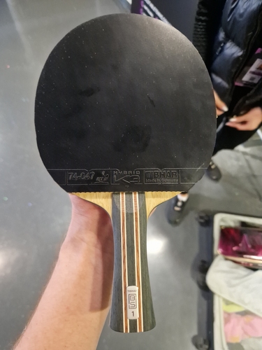 Auch Bernadette Szöcs spielt mit ihrem eigenen Holz, dem Tibhar Szöcs Signature 1 (©Gohlke)