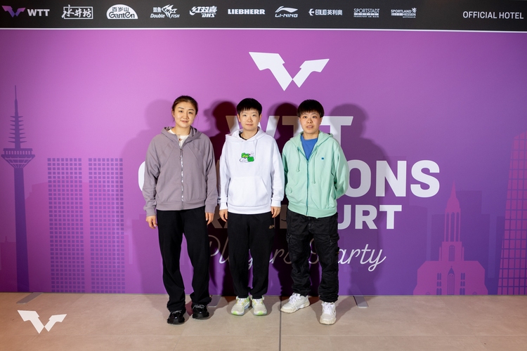 Die Nummern eins, zwei und vier der Welt auf einem Bild: Chen Meng, Sun Yingsha und Wang Yidi kamen im legeren Outfit zur Players' Night im Vorfeld des WTT Champions Frankfurt (©ITTF)