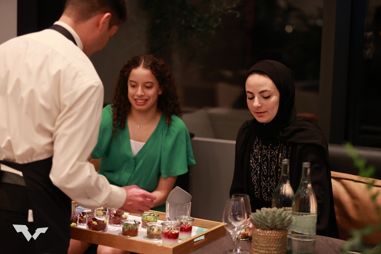 Die Ägypterinnen Hana Goda und Dina Meshref ließen sich die Leckereien schmecken (©ITTF)