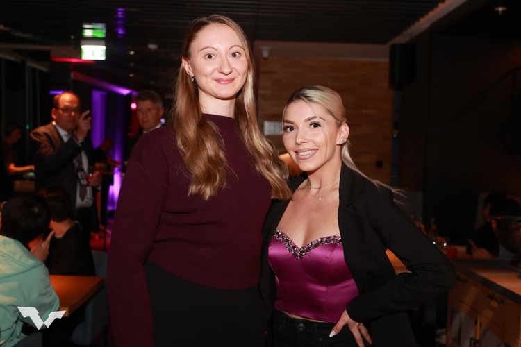 Deren Landsfrau Bernadette Szöcs posierte mit ihrer Doppelpartnerin Sofia Polcanova (©ITTF)