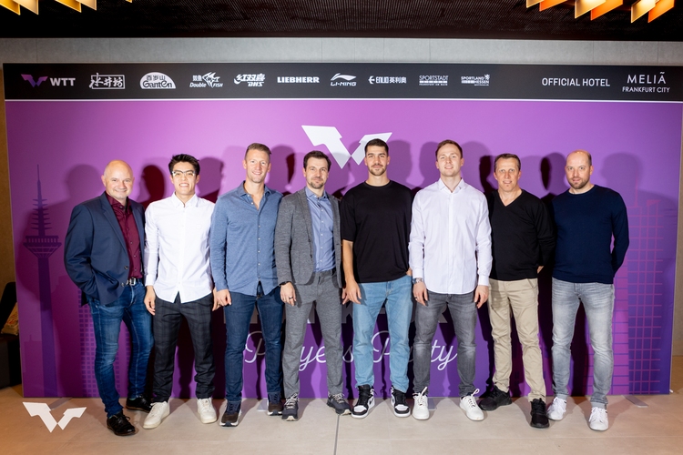 Die deutschen Herren im feinen Zwirn: Dang Qiu, Ruwen Filus, Timo Boll, Patrick Franziska, Benedikt Duda mit Sportdirektor Richard Prause sowie dem Trainergespann Jörg Roßkopf und Lars Hielscher (©ITTF)