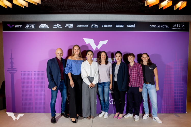 Das deutsche Damen-Team putzte sich heraus: Annett Kaufmann, Ying Han, Sabine Winter, Xiaona Shan und Nina Mittelham mit Sportdirektor Richard Prause und Physiotherapeutin Annette Zischka (©ITTF)