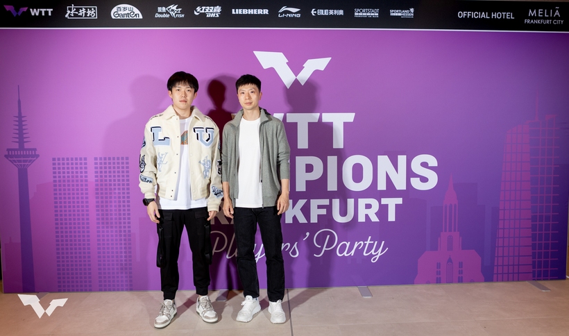 Und auch ihre männlichen Kollegen Wang Chuqin und Ma Long ließen sich bei der Feier blicken (©ITTF)