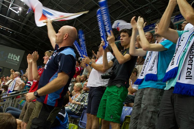 Auch die mitgereisten Fans horchten auf. ©Fabig