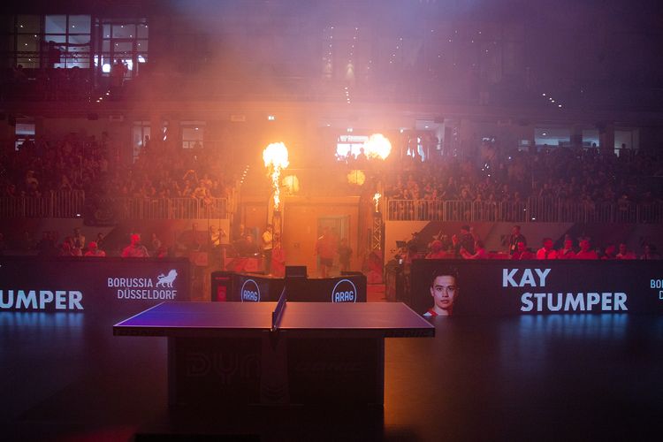 Mit Feuer und Musik laufen die Spieler ein (©Fabig)