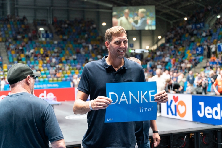 Zu Bolls Ehren sind viele Stars nach Frankfurt gekommen, unter anderem Dirk Nowitzki (©Fabig)