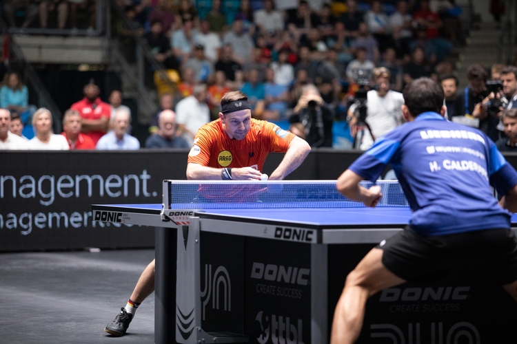 Das Spiel beginnt. Timo Boll wird an Position zwei aufgeboten und startet direkt mit einem Duell mit Vize-Weltmeister Hugo Calderano (©Fabig)