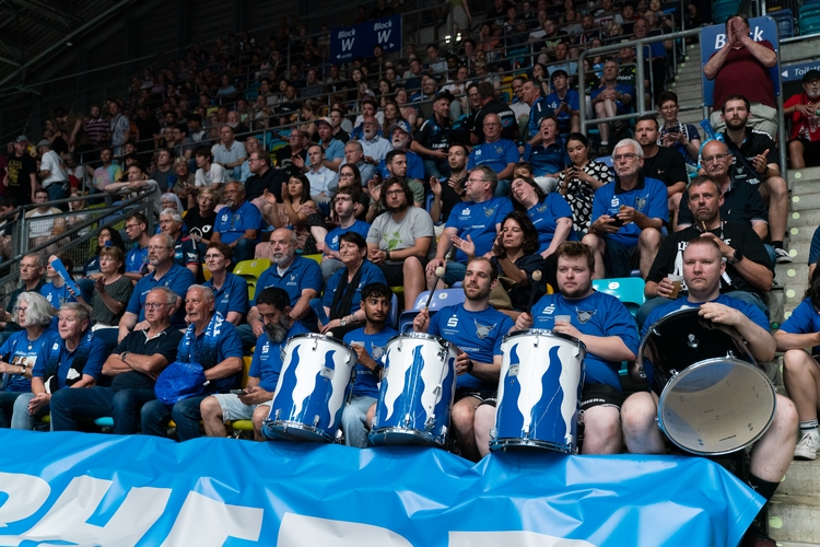 Die TTF-Fans freuen sich über die 1:0-Führung für Ochsenhausen (©Fabig)