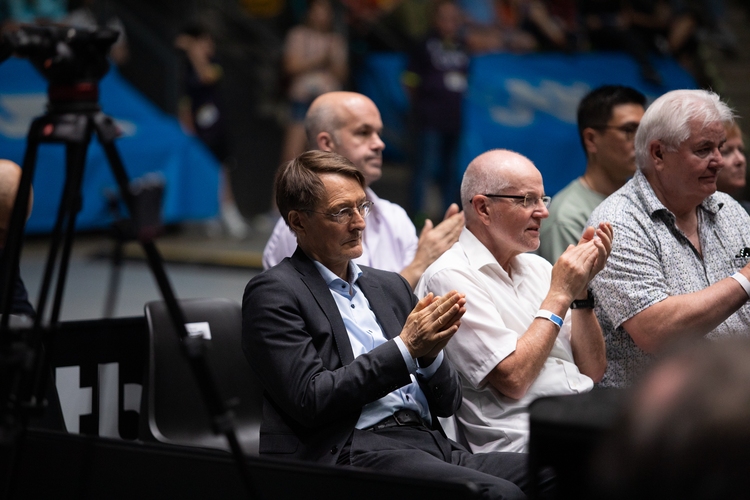 Der ehemalige Gesundheitsminister Karl Lauterbach, selbst passionierter Tischtennisspieler, gesellte sich zu den Ehrengästen (©Fabig)