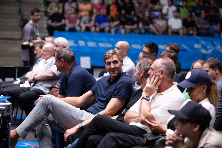 Dirk Nowitzki und Christian Schwarzer sitzen in der ersten Reihe, um Boll bei seinem letzten Karrierematch zuzuschauen (©Fabig)