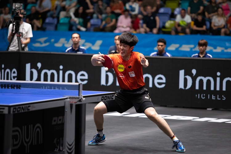 Dang Qiu macht es besser als Boll. Auch er liegt zunächst mit 0:2 hinten...(©Fabig)