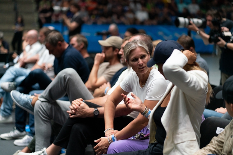 Ganz dicht an der Box nahmen auch die Fechterin Britta Heidemann und Schwimmerin Franziska van Almsick Platz (©Fabig)