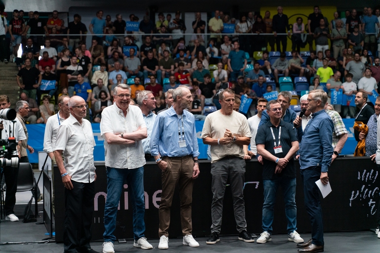 Doch vor der Siegerehrung gehörte die Bühne noch einmal Timo Boll und seinen Weggefährten (©Fabig)