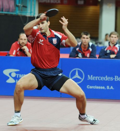 Zum Spitzenspiel der Partie: Andrej Gacina bemühte sich gegen Timo Boll vergeblich (©Stosik)