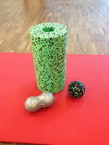 Neben der Rolle und den beiden Bällen kann auch ein Massageball zur Behandlung verwendet werden (©JOOLA TT-Schule Grenzau)