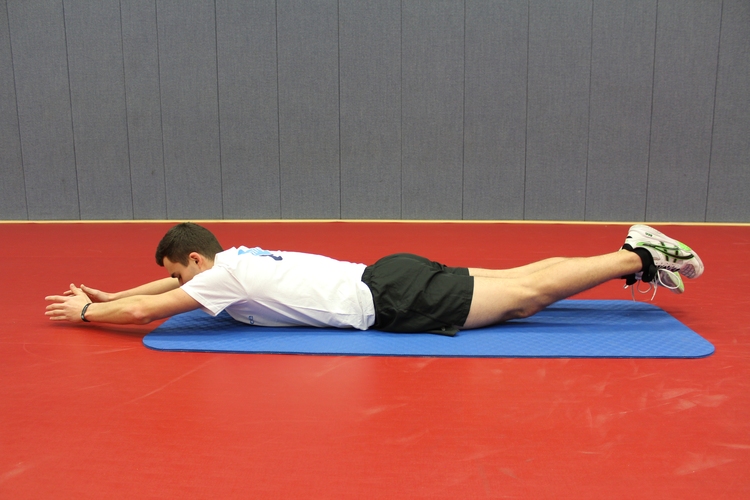 Übung 4 (Rückenstrecker): Die Arme und Beine heben ab und machen kleine Auf- und Abwärtsbewegungen. (©Schäbitz)