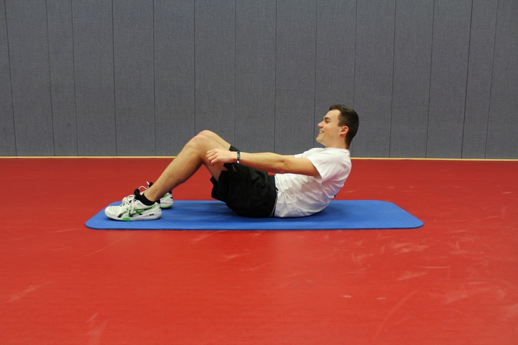 Übung 5 (Bauchmuskelaktivierung mit Streckung der LWS und BWS): Aus dieser Position kommen Sie nun nach oben. (©Schäbitz)