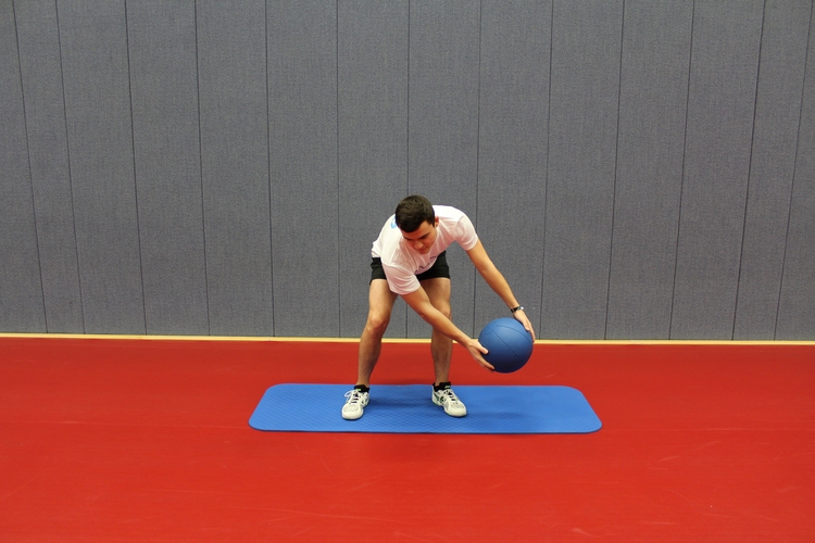 Übung 1 (Rotation aus dem Stand): Arbeiten Sie aus den Knien und halten den Rücken dabei stabil. (©Schäbitz)
