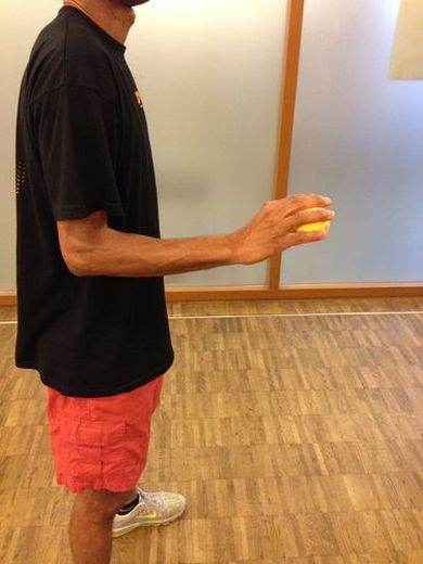 …und lassen Sie dann das Handgelenk nach vorne schnellen um den Ball nach vorne zu werfen. Achten Sie darauf den Wurf nur aus Ihrem Handgelenk durchzuführen. (©JOOLA TT-Schule Zugbrücke Grenzau)