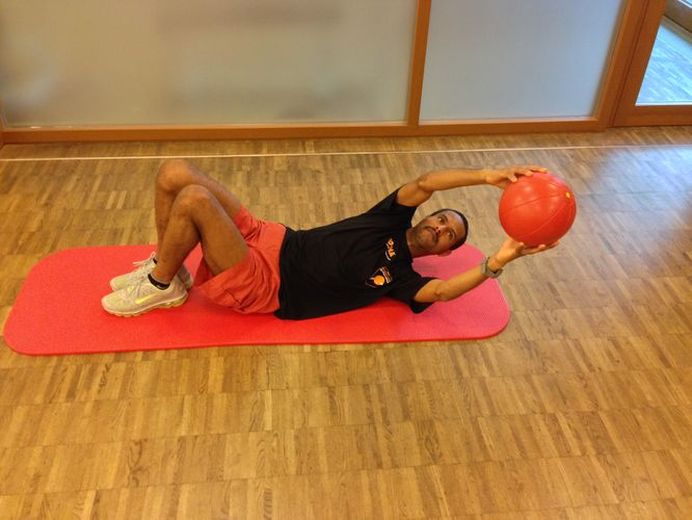 ...durch den Ball kommen Sie wieder in die Ausgangssituation zurück und sobald die Schulterblätter den Boden berühren, kommen Sie wieder in die Sitzposition zurück...(©JOOLA TT-Schule Zugbrücke Grenzau)