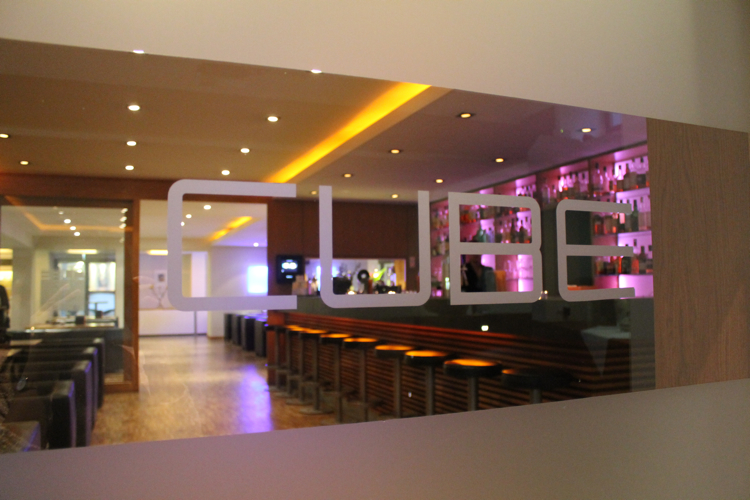 Vielleicht noch ein kleiner Absacker in der Cube Bar, dann aber schleunigst ins Bett, damit der erste Trainingstag erfolgreich wird (©Hu)