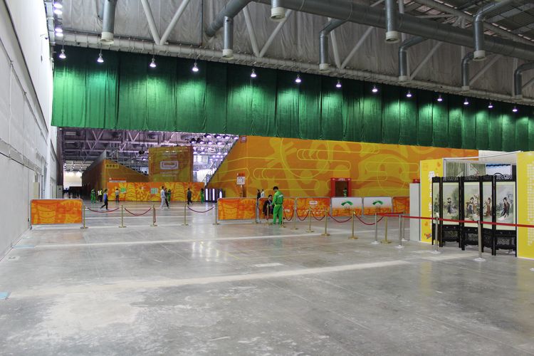 Wir betreten die Halle: Mitten in einer riesigen Messehalle wurden die Tribünen aufgebaut... (©Schäbitz)
