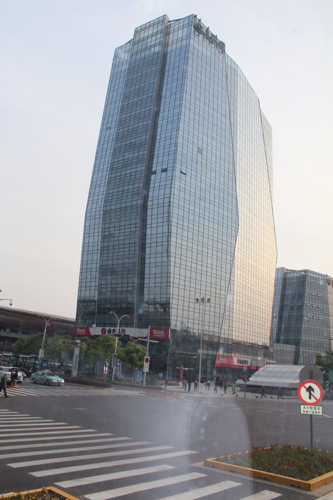 Suzhou ist eine moderne Stadt, in der es vor Wolkenkratzern nur so wimmelt (©Schäbitz)