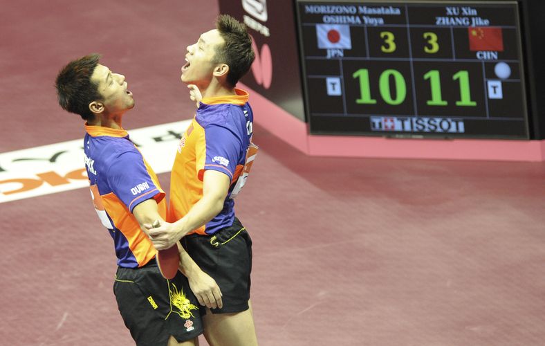 …,Xu Xin und Zhang Jike, ins Wanken gebracht. Letztlich konnten die Chinesen aber selbst Matchbälle gegen sich abwehren und zogen knapp in die nächste Runde ein. (©Stosik)