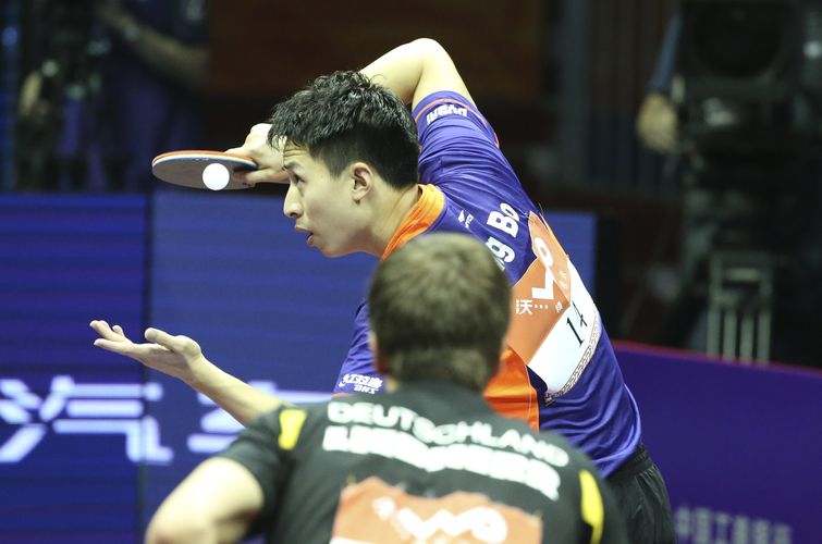 Jener Fang Bo musste dann am Samstag im Viertelfinale gegen Patrick Franziska ran… (©Stosik)