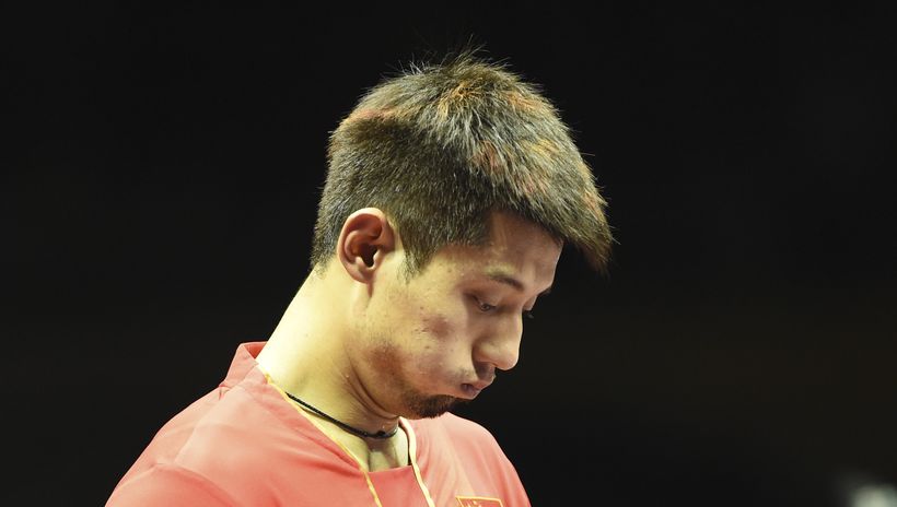 …und besiegte Zhang souverän in fünf Sätzen. Nach dem WM-Titel 2011 und 2013 und dem Olympiasieg 2012 beendete Fang Bo dessen Siegesserie. (©Stosik)