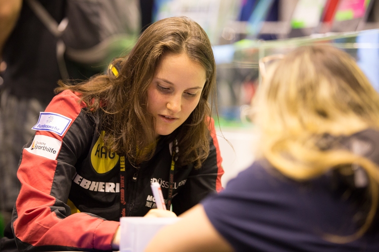 In der Zwischenzeit schrieb Sabine Winter am andro-Stand fleißig Autogramme. (©Fabig)