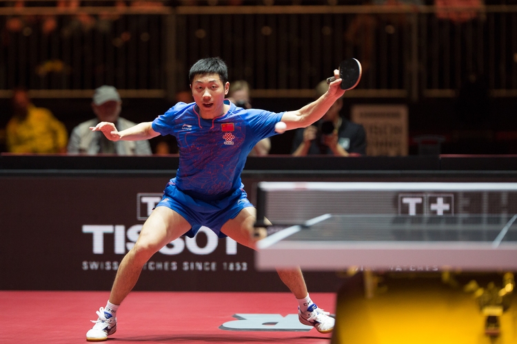 Immer recht freundlich in die Kamera gelächelt, es geht los mit den beiden verbliebenen Achtelfinalmatches, unter anderem Xu Xin... (©Fabig)