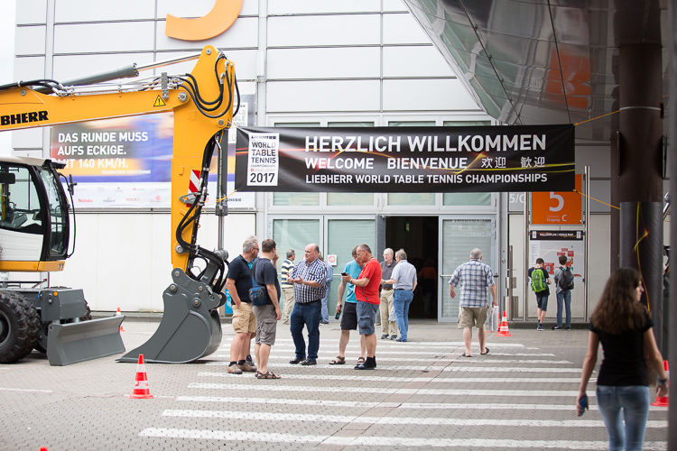 Herzlich willkommen bei der Heim-WM in Düsseldorf. Einen pompösen Haupteingang gab es in den Messehallen 5 und 6 nicht, dafür wies einem ein Bagger des Titelsponsors Liebherr den Weg (©Fabig)