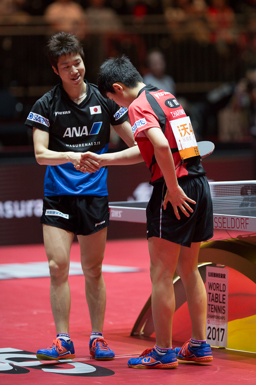 Ein fairer Verlierer und ein ehrfürchtiger Gewinner: Tomokazu Harimotos Sieg gegen Jun Mizutani war ein großes Highlight der WM - die Gratulation danach ein toller Moment (©Fabig)
