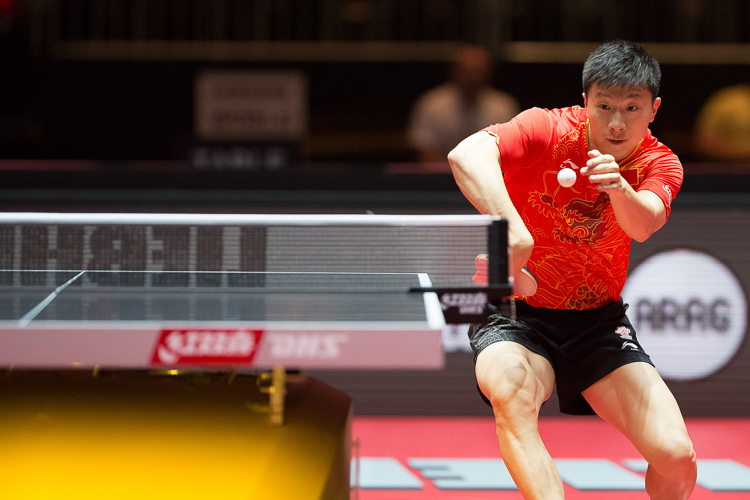 Gut eingefangen: Ma Long zieht einen Rückhand-Topspin ums Netz herum (©Fabig)