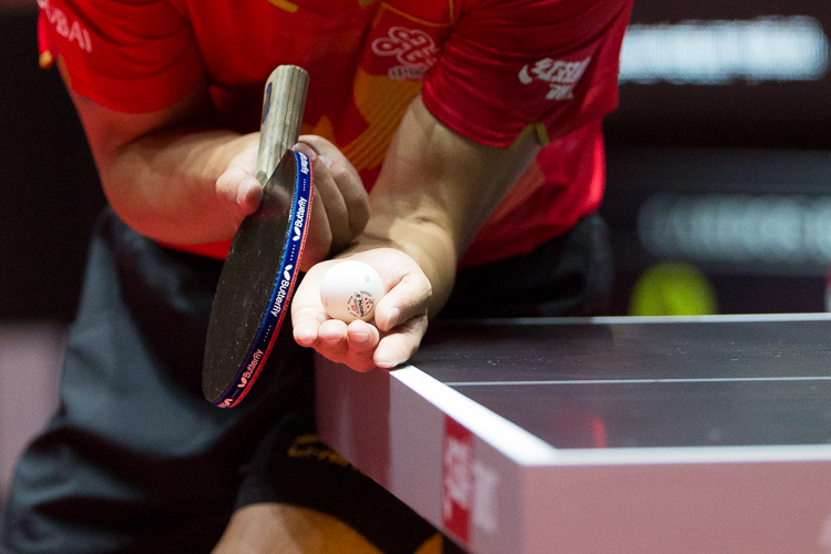 Was viele Chinesen in dieser Galerie eint: Sie spielen zumindest auf einer Seite den Belag DHS Hurricane III mit blauem Schwamm (Blue Sponge), so auch Zhang Jike auf der Vorhand. Als Holz nutzt er ein Butterfly Viscaria. Auf der Rückhand... (©Fabig)